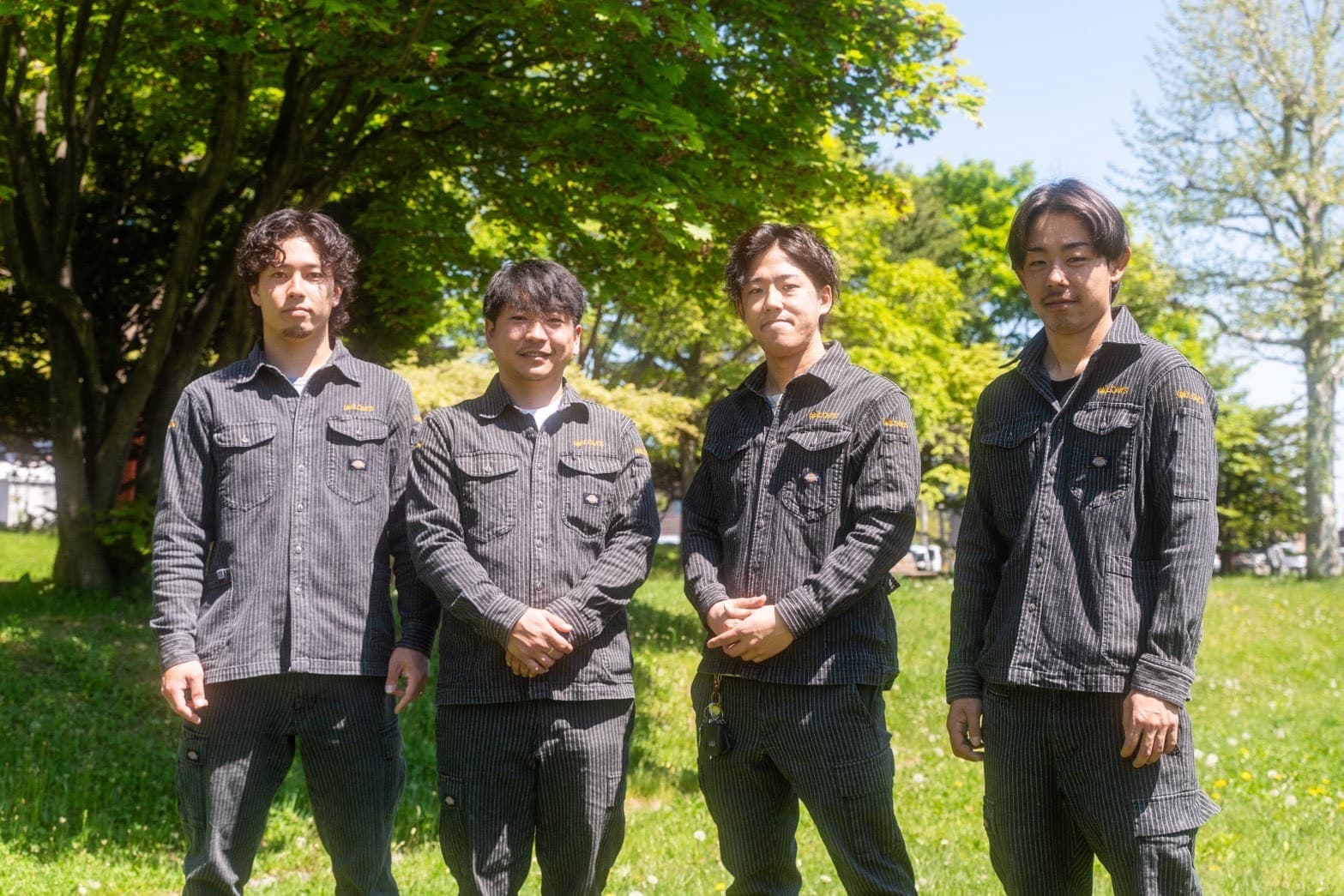LOM'Sの職人4名が作業着で並ぶチーム写真